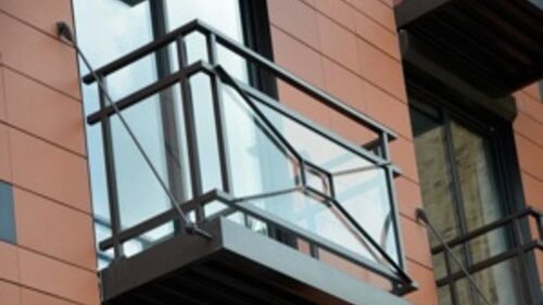 Exemple de balcon désolidarisé fixé avec des "haubans"