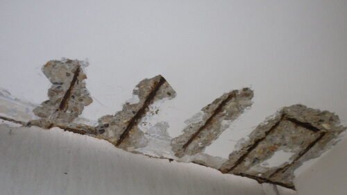 Exemple de balcon dégradé : le ferraillage a gonflé et fait éclater le béton