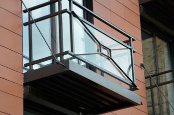 Balcon avec une structure en acier